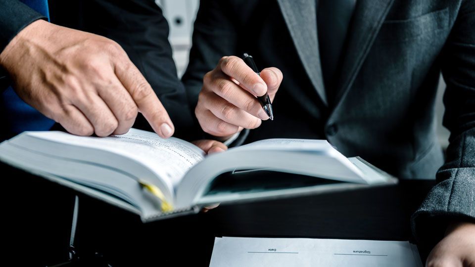 Ein Mann und eine Frau schauen sich gemeinsam ein Buch an.