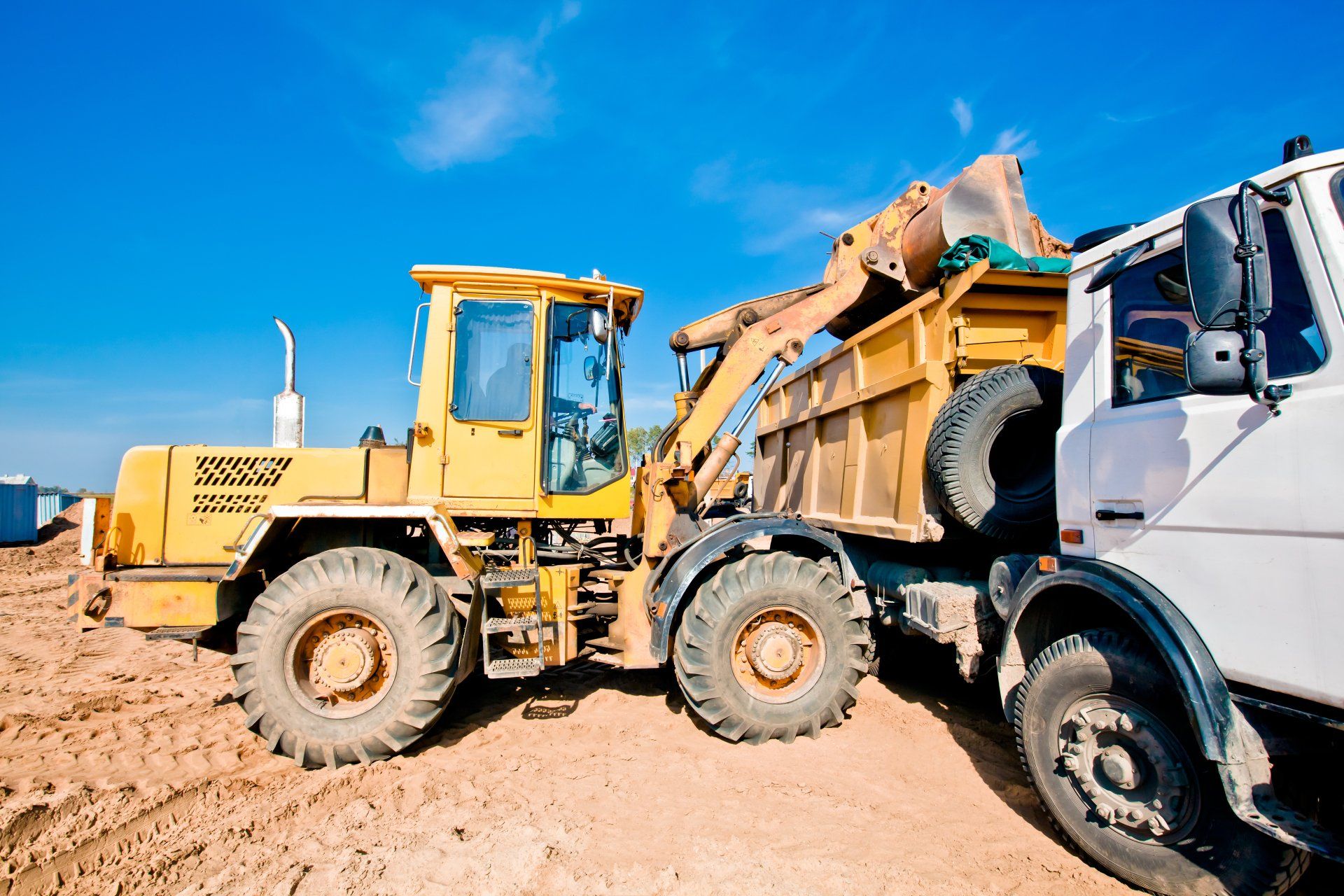 wheel loader machine loading into dumper