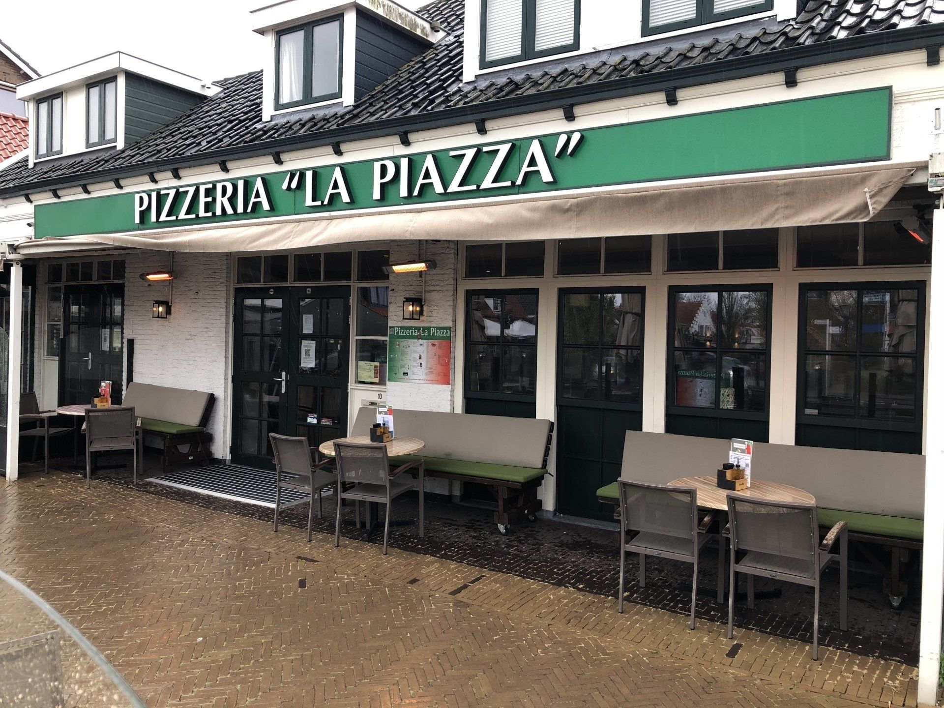 De gevel van pizzeria 