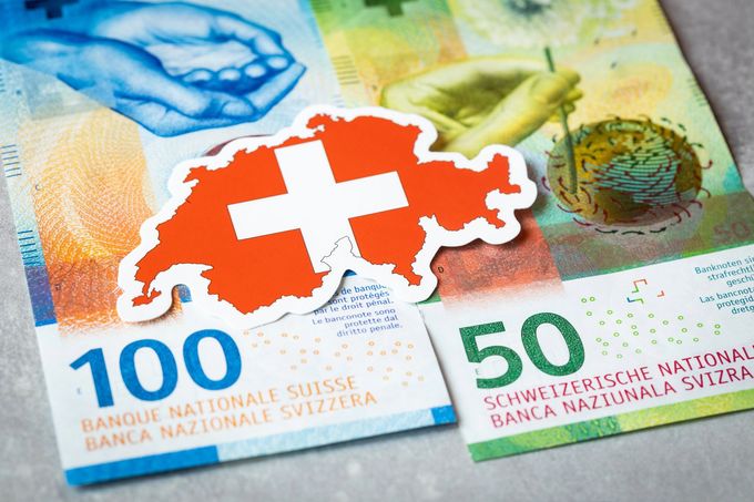 Banconote svizzere con una croce rossa e bianca sui tagli da 100 e 50 franchi.