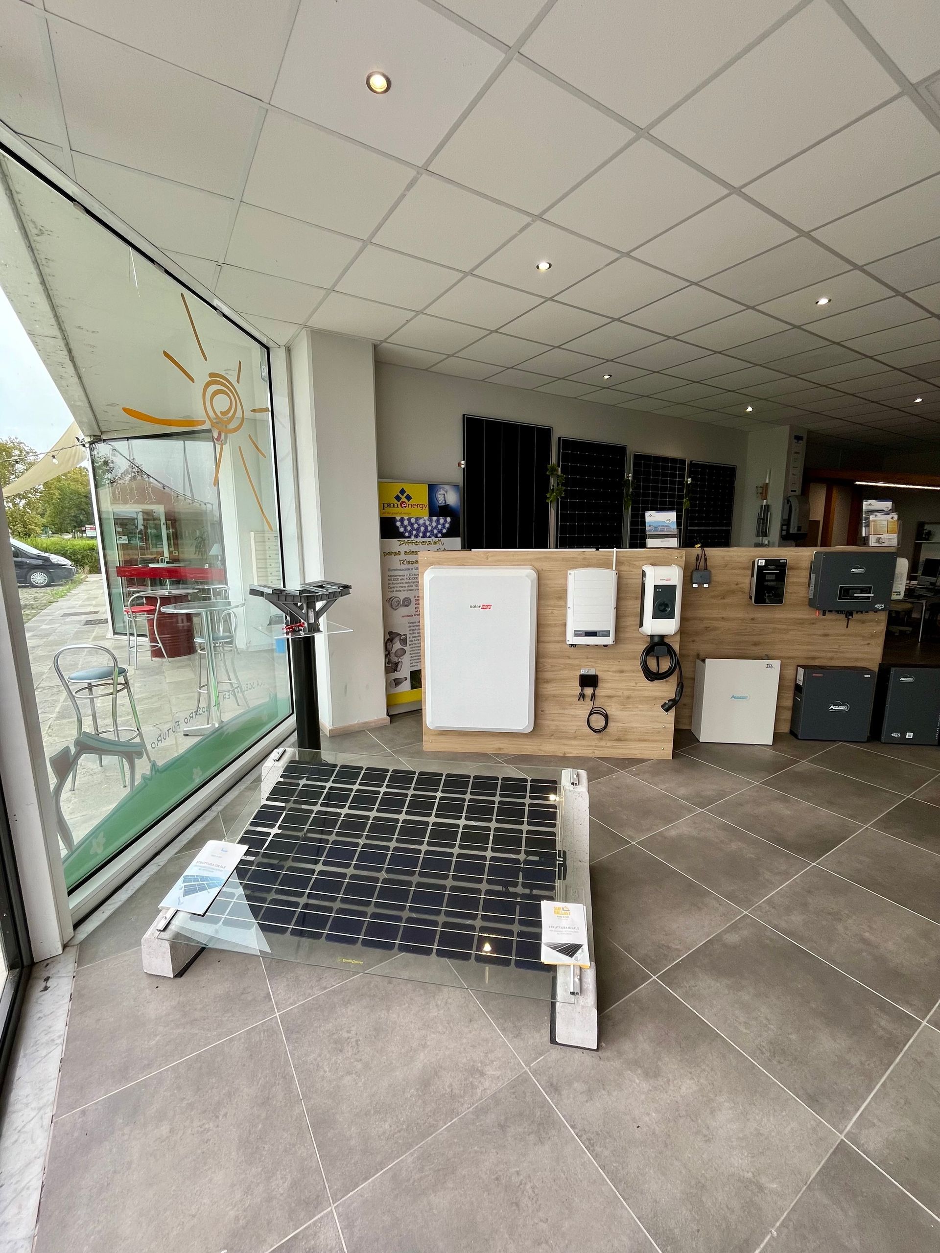Showroom con pannelli solari sul muro