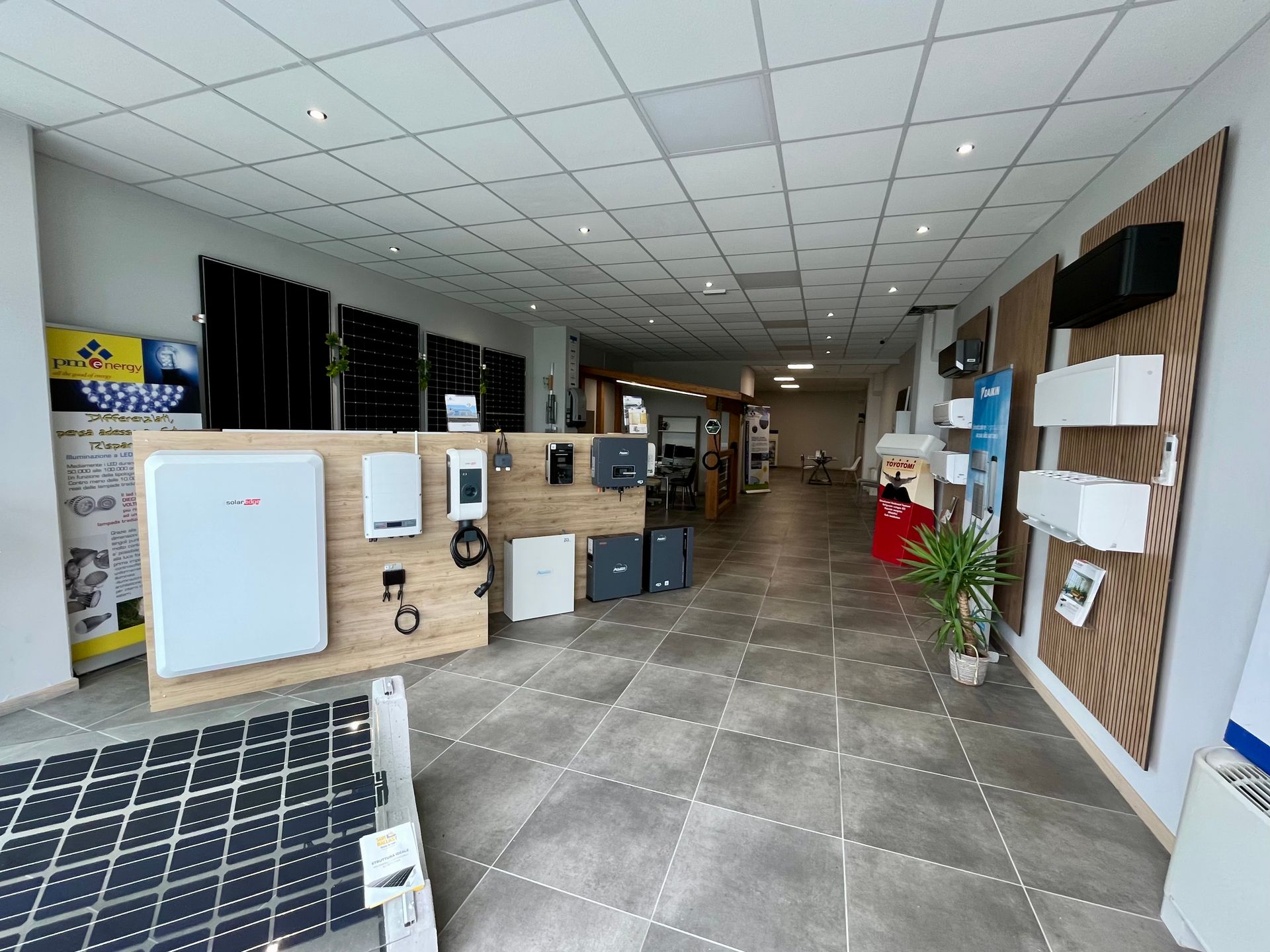Showroom con pannelli solari sul pavimento.