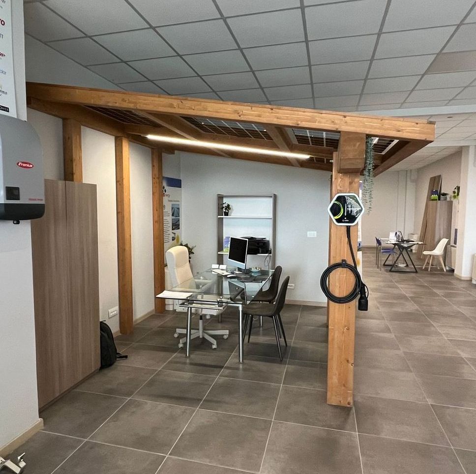 Showroom con un tavolo e delle sedie, consulenza