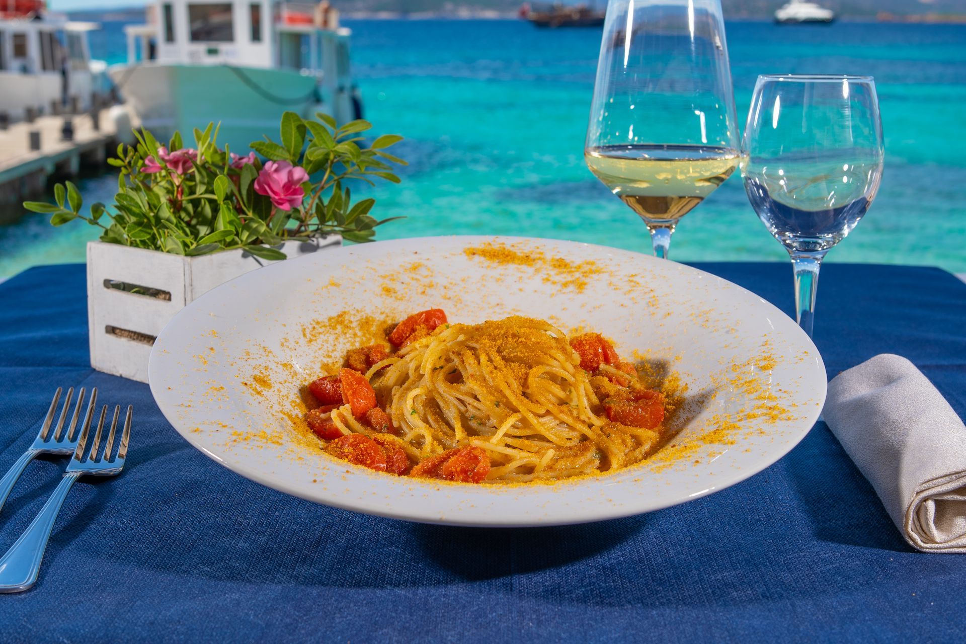 pasta with cherry tomatoes and fish