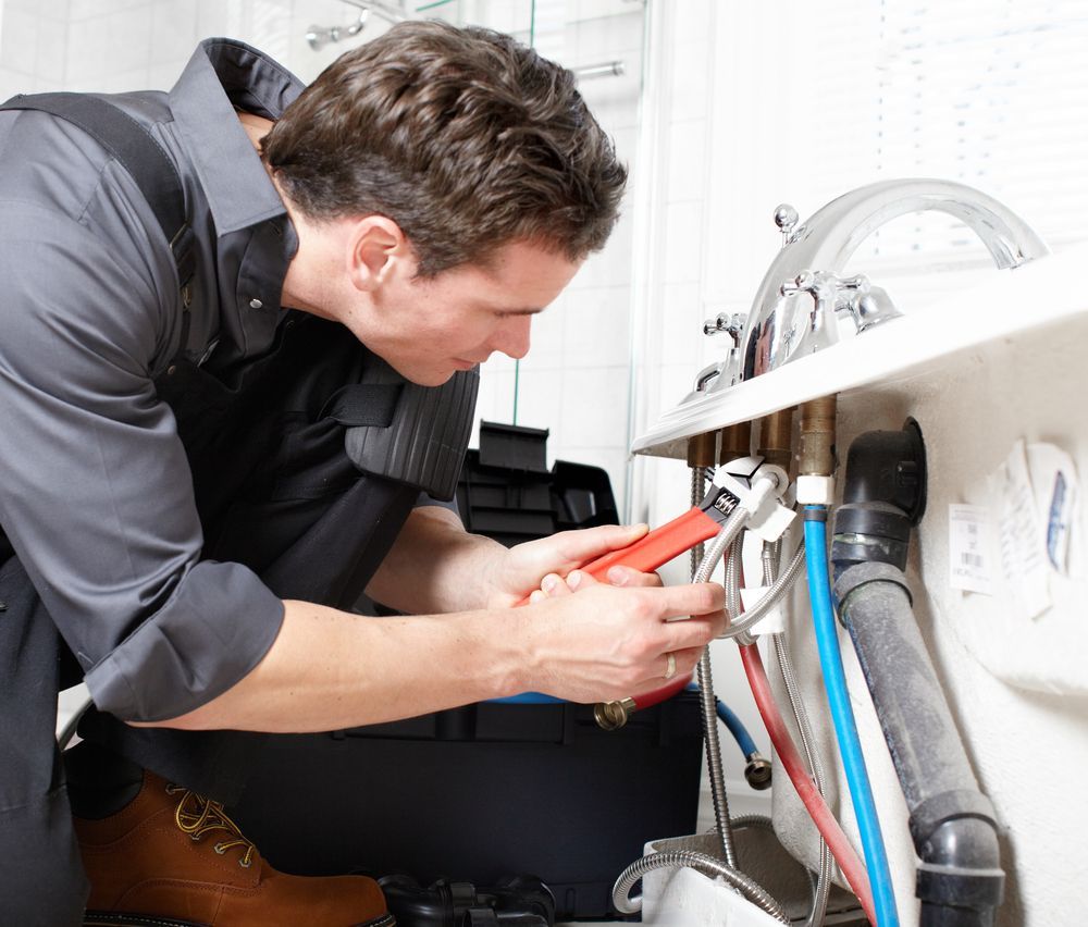 plumber repearing bath tub. Service.