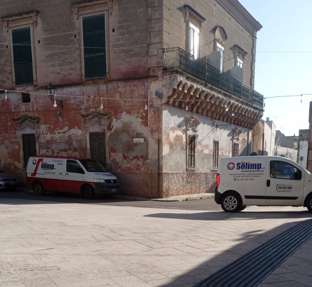 Strumenti e componenti elettrici sopra