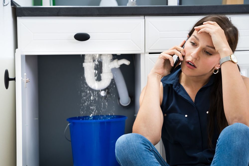 Donna al telefono in difficoltà
