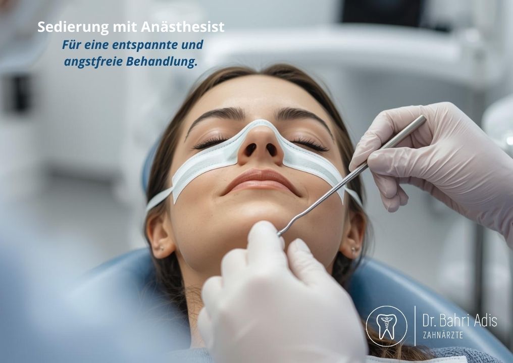 Frau im Zahnarztstuhl, Augen bedeckt, die Hände des Zahnarztes halten Instrumente in der Nähe ihres Gesichts. Text: Sedierung mit Anästhesist.