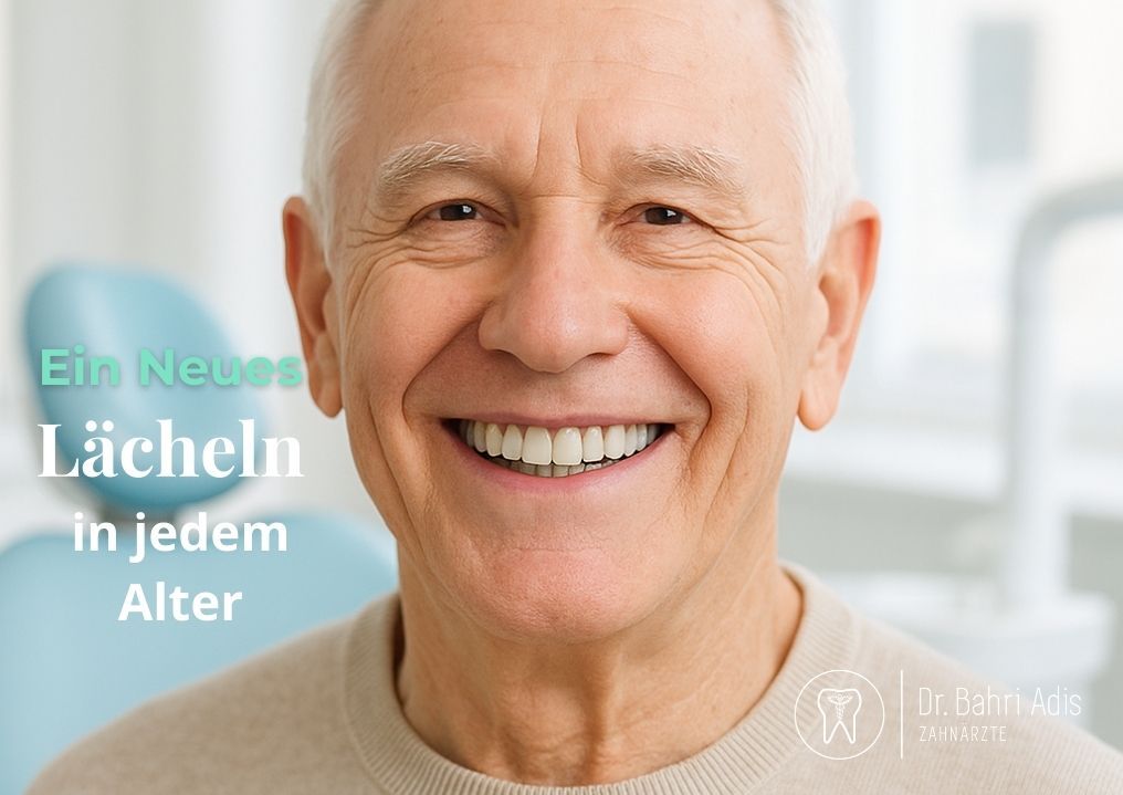Lächelnder älterer Mann mit strahlend weißen Zähnen, Text: „Ein neues Lächeln in jedem Alter.“