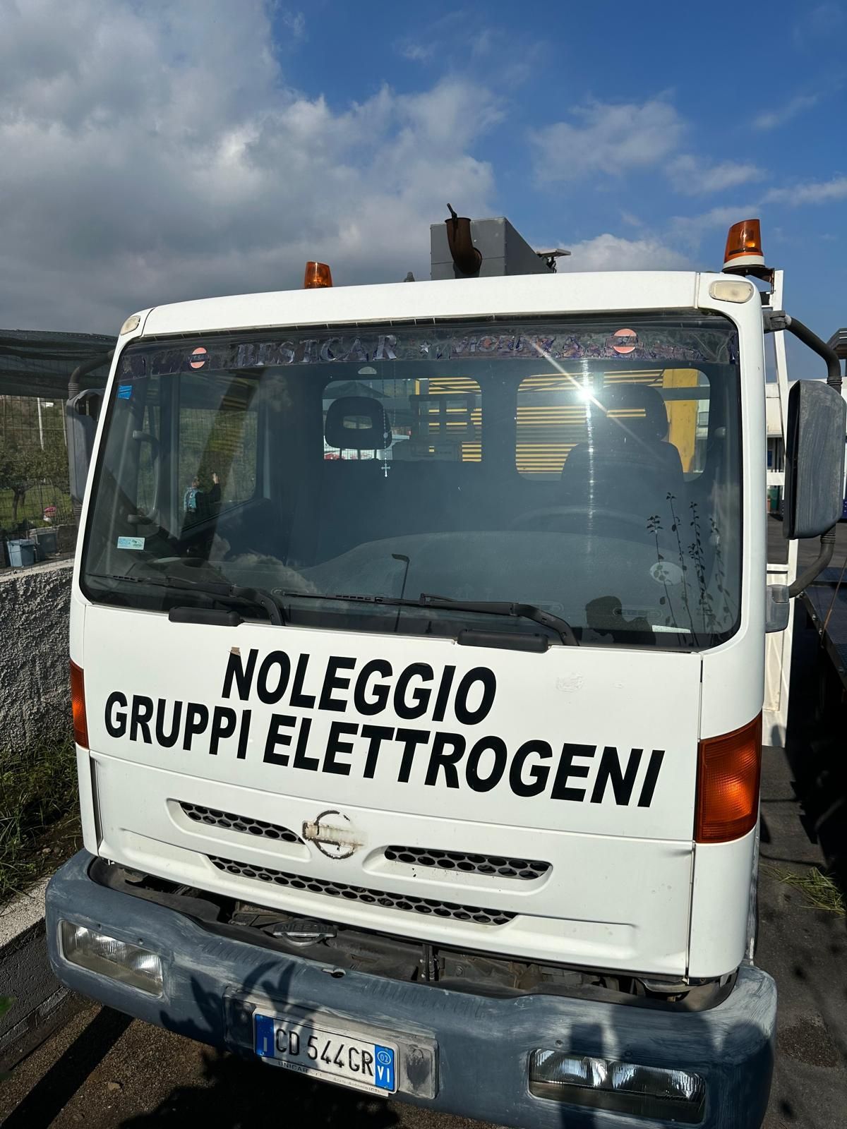 Camion bianco con scritta