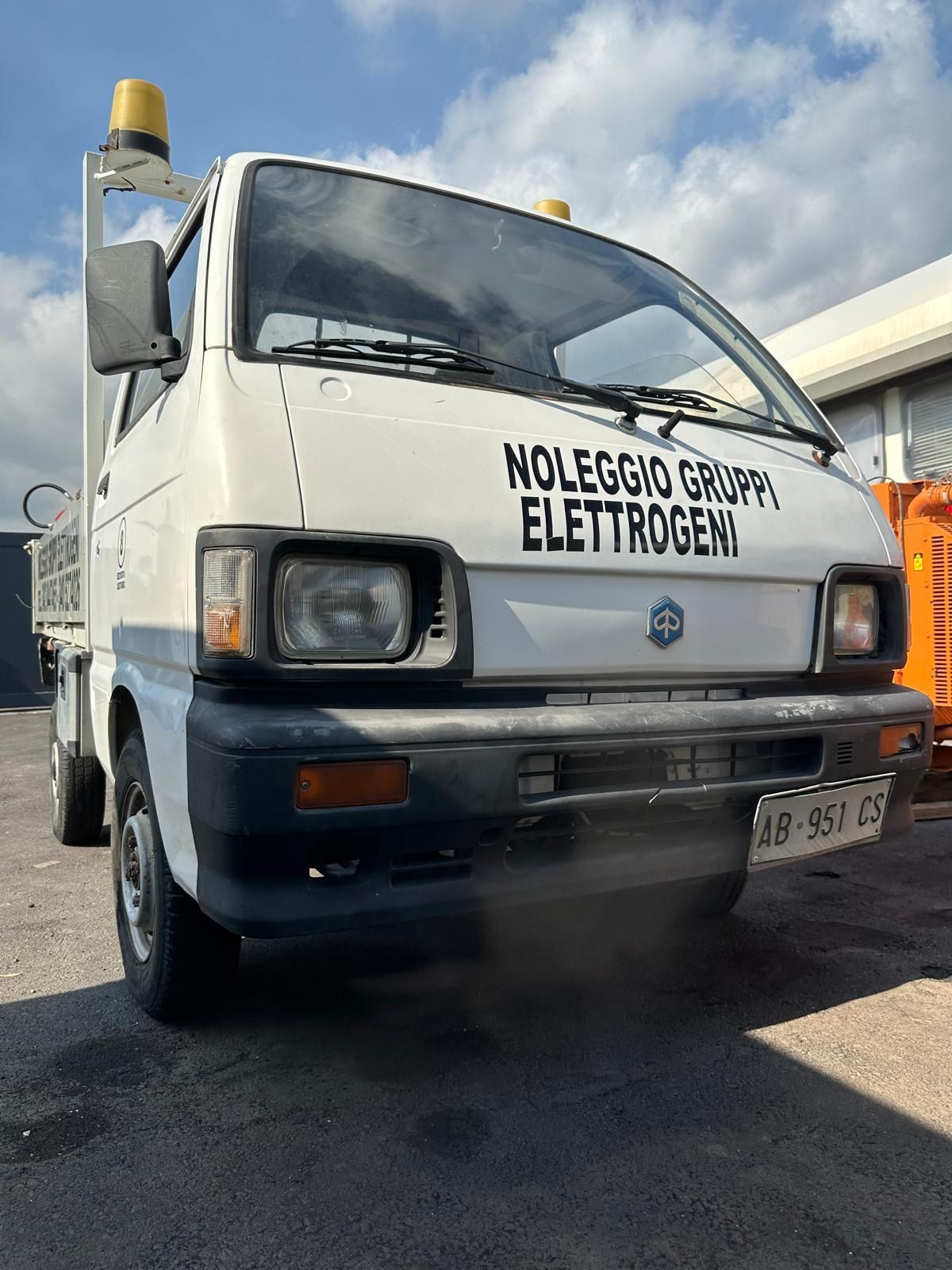 Camion bianco con scritta