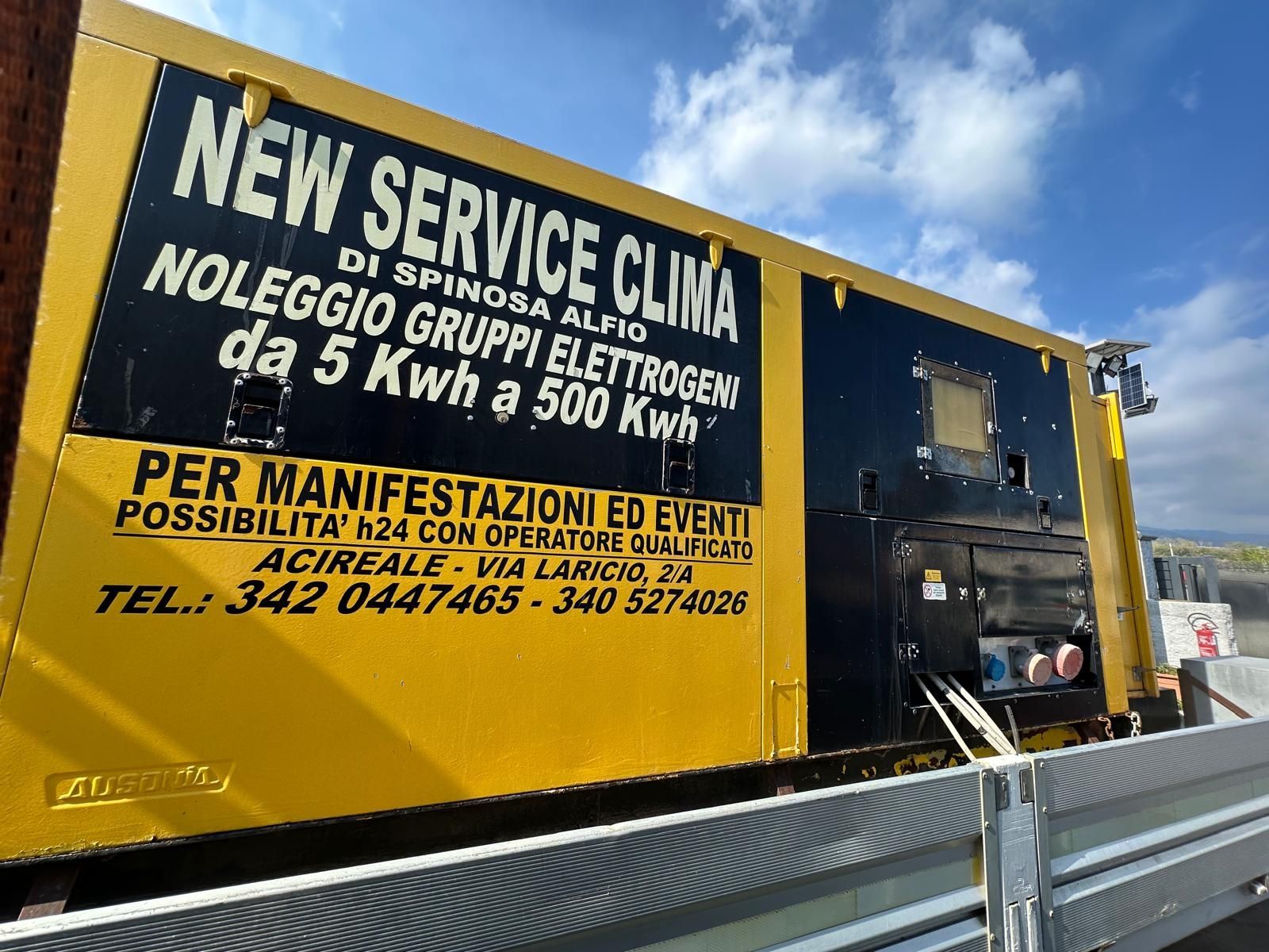 Generatore giallo con scritta nera: Noleggio New Service Clima per eventi, 5-500 Kwh, Acireale.
