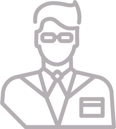 Homme portant des lunettes, un costume et une cravate.