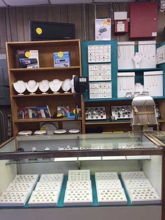 A jewelry store with lots of jewelry on display
