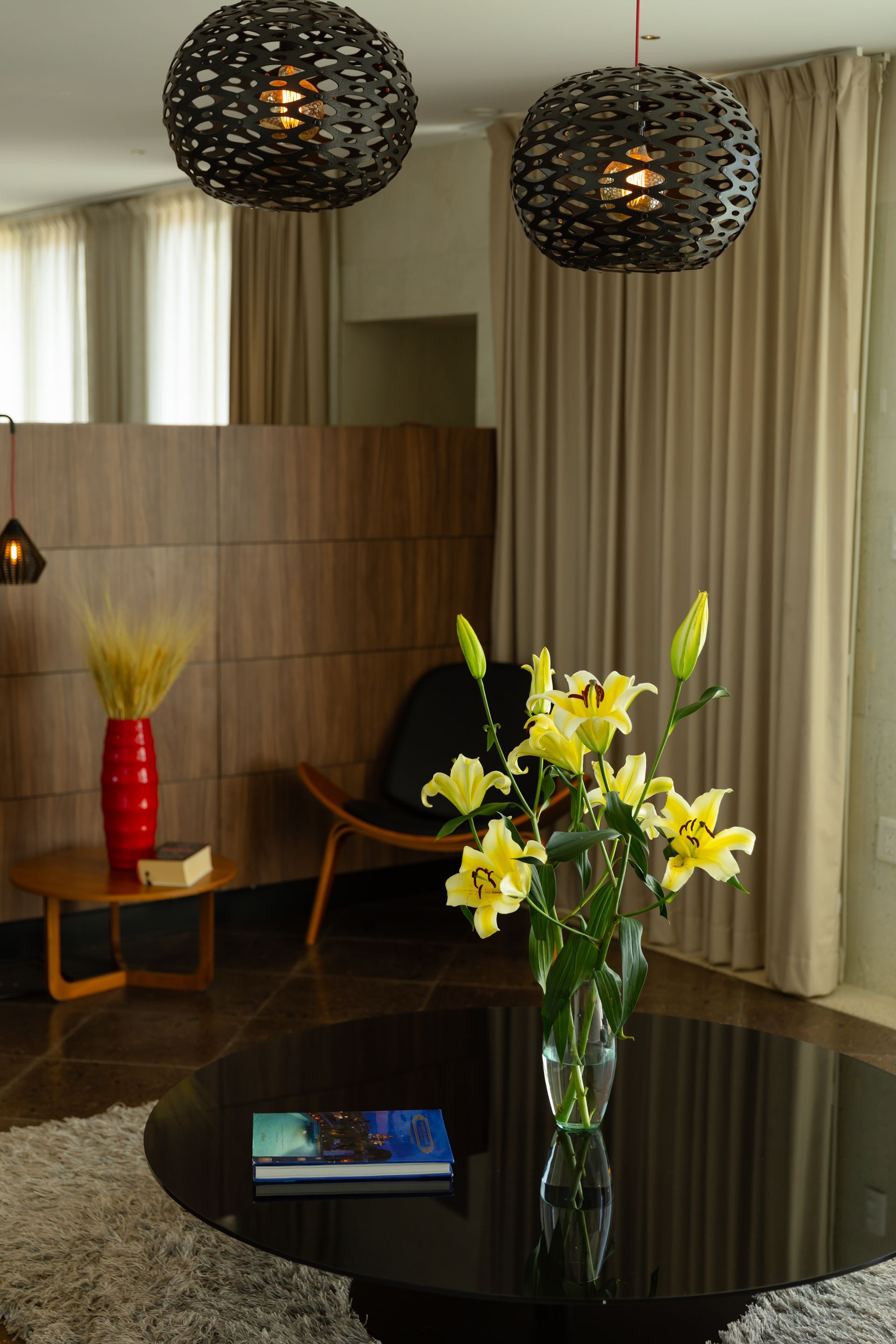 Moderna sala de estar con ventana con vista al jardín de la azotea y al mar.
