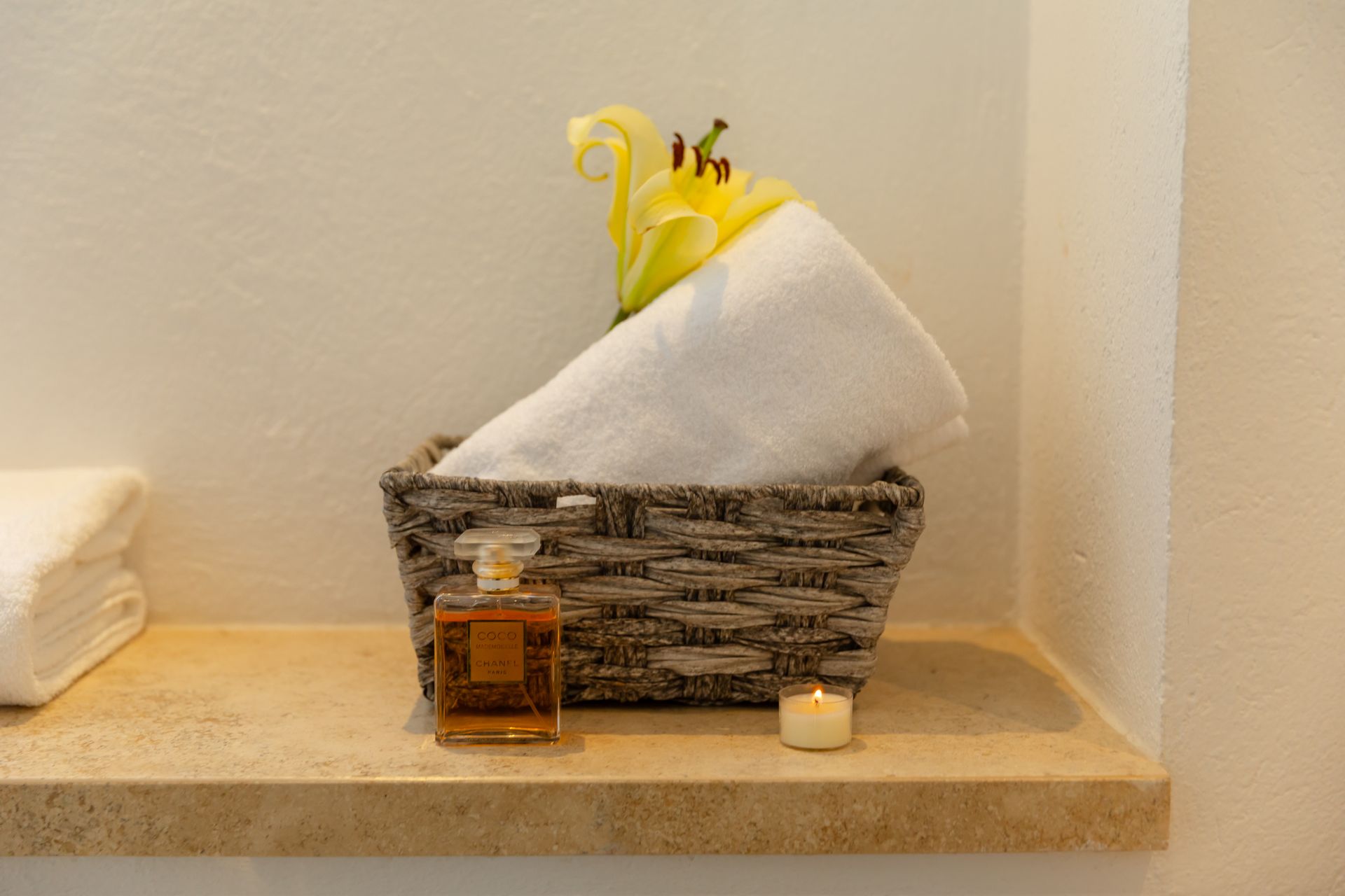 Dormitorio de hotel moderno con una cama grande, cabecero de madera, mesas auxiliares y lámparas colgantes.