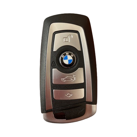 Un primer plano de un llavero BMW sobre un fondo blanco.