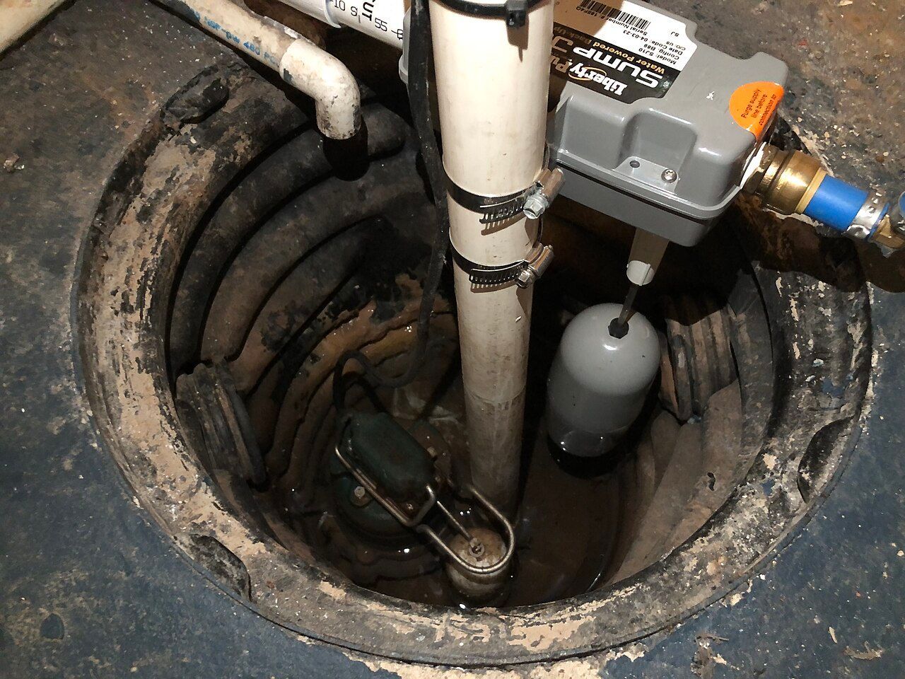 Pompe de puisard submersible et pompe de secours dans le bassin d'un sous-sol – Plomberie CSM