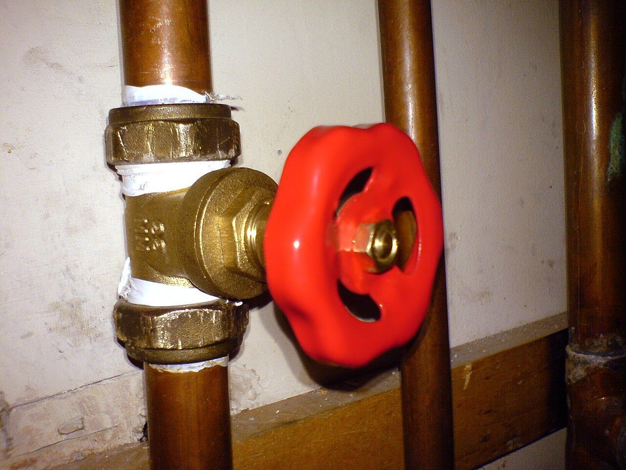 Valve d'arrêt en laiton sur un tuyau de cuivre – Plomberie CSM