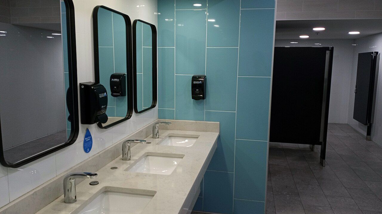 Salle de bain commerciale avec lavabos et robinets automatiques – Plomberie CSM