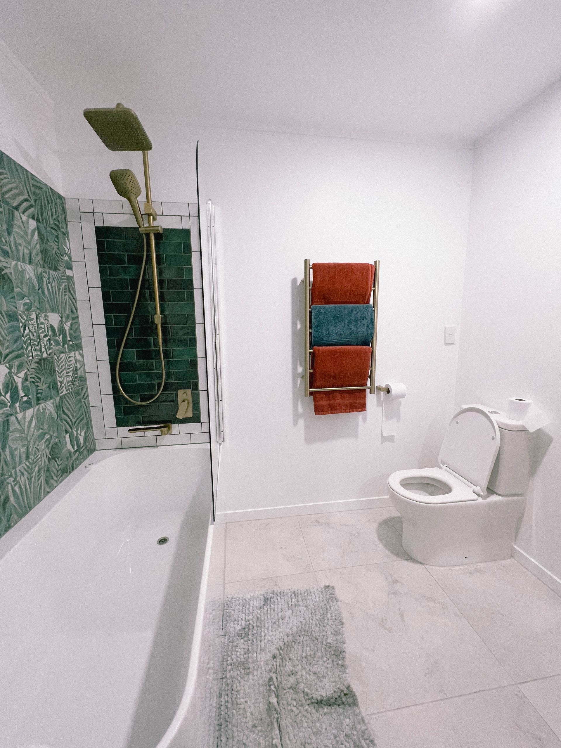 Petite salle de bain rénovée : bain-douche, céramique et vanité – Plomberie CSM