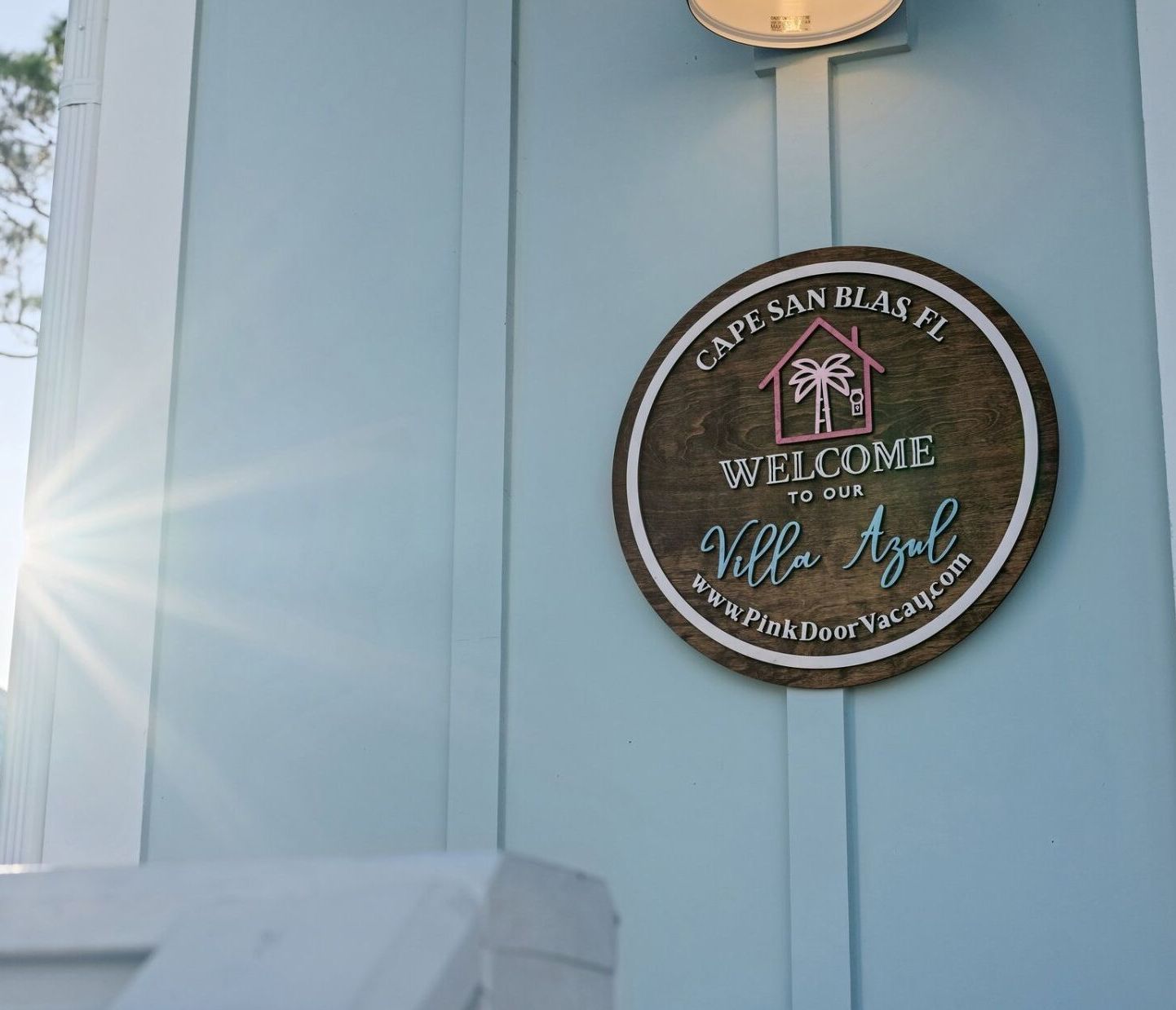 Sign on a light blue wall: 