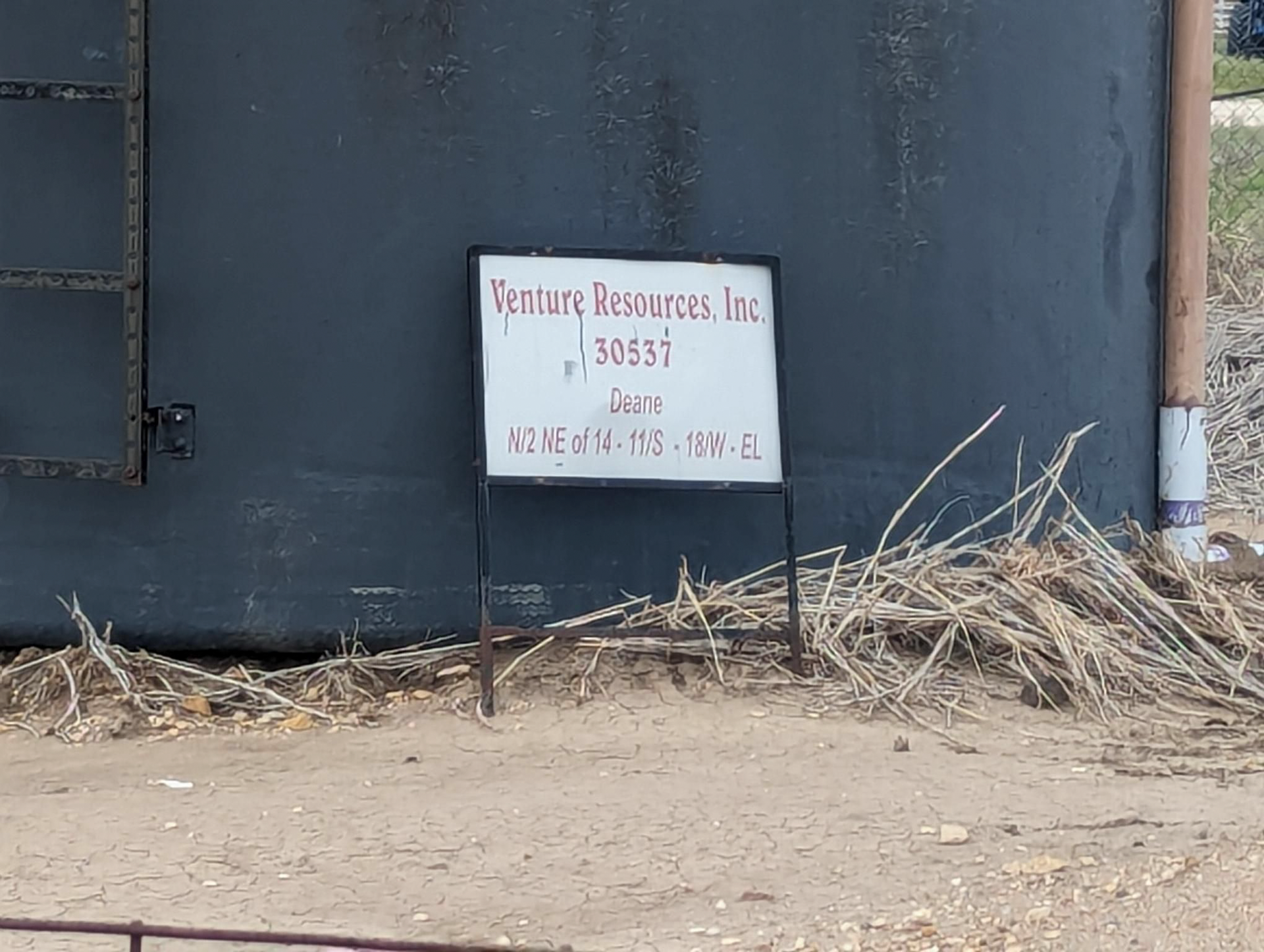 A sign that says restore resources inc. on it