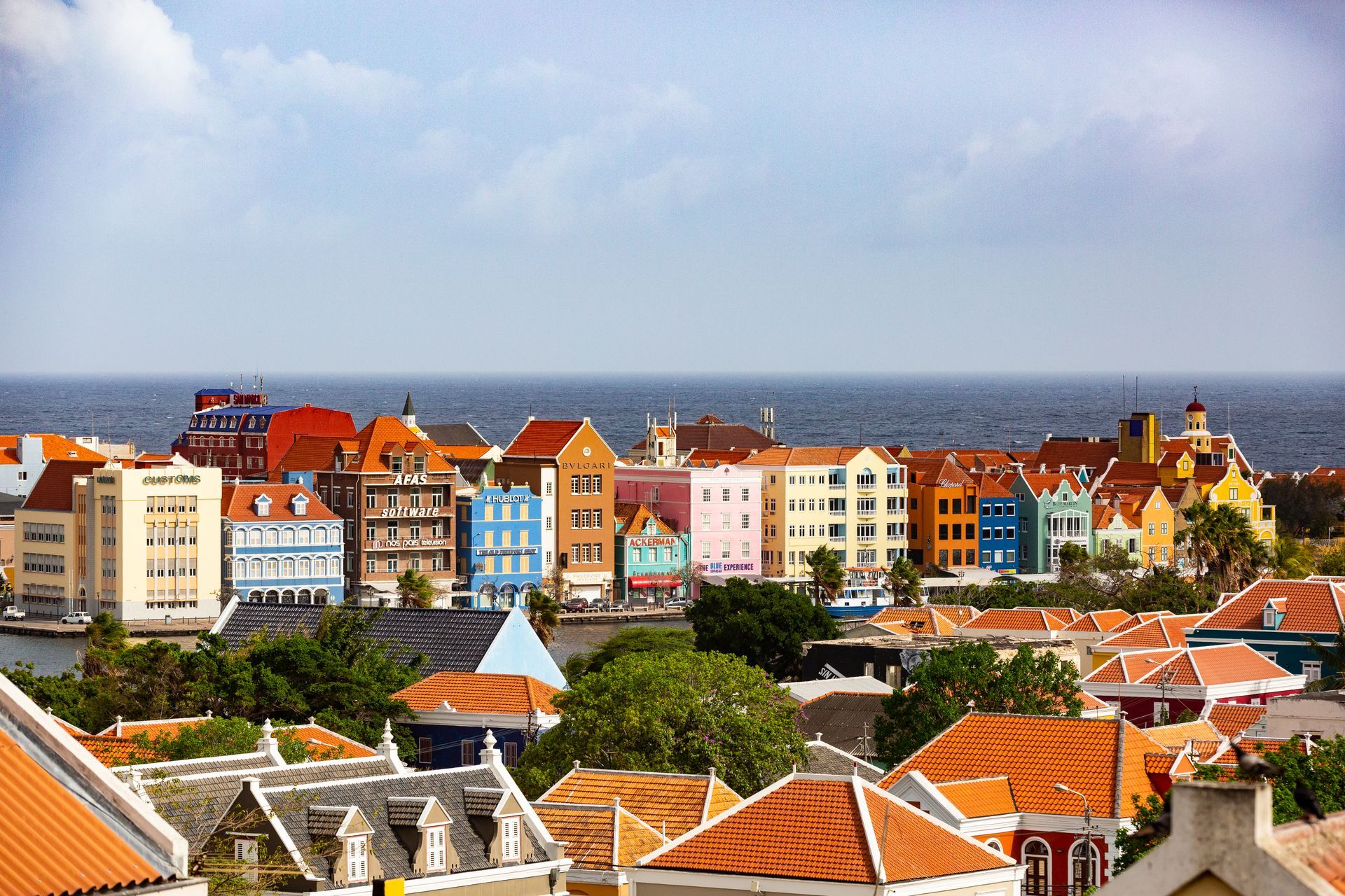 Una vista aérea de una ciudad con muchos edificios coloridos.