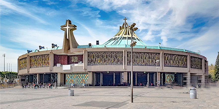 Un gran edificio con una cruz encima.