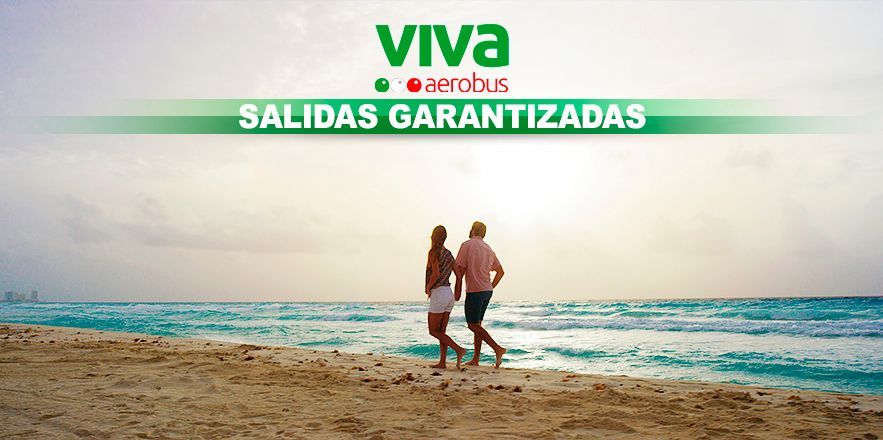 Un hombre y una mujer caminan por la playa tomados de la mano.