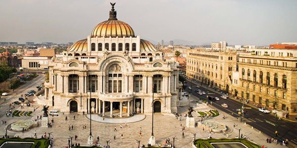 Una vista aérea de un gran edificio con una cúpula en medio de una ciudad.