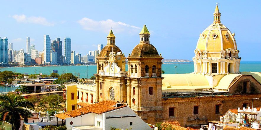 Una vista aérea de una ciudad con un edificio en forma de cúpula en primer plano
