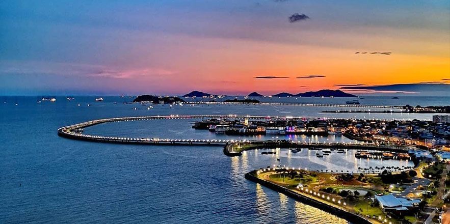 Una vista aérea de una ciudad rodeada de agua al atardecer.
