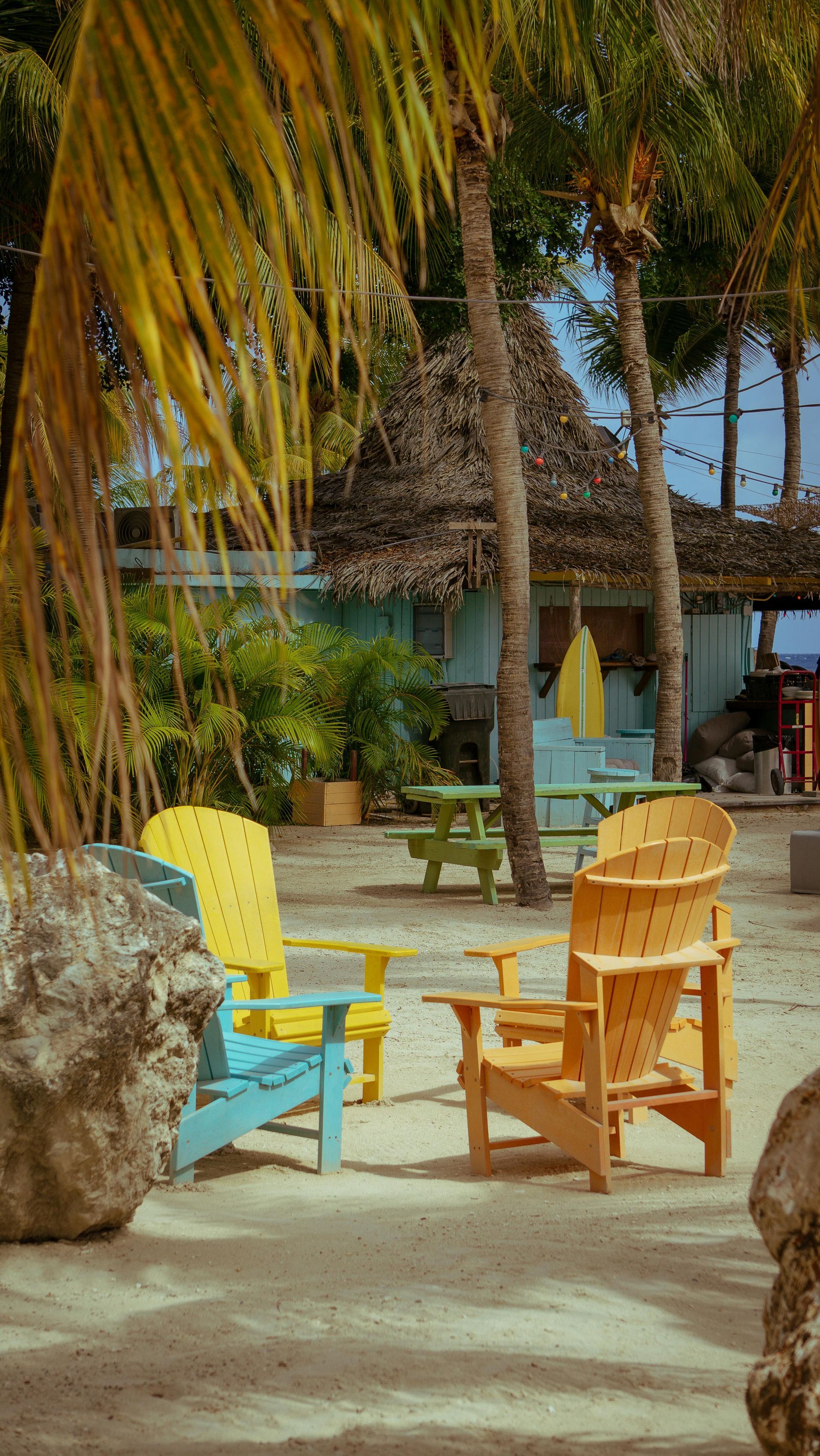 Una casa amarilla y morada en una playa junto al océano