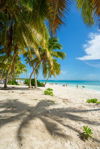 Un hombre y una mujer caminan por la playa.