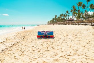 Un hombre y una mujer caminan por la playa.