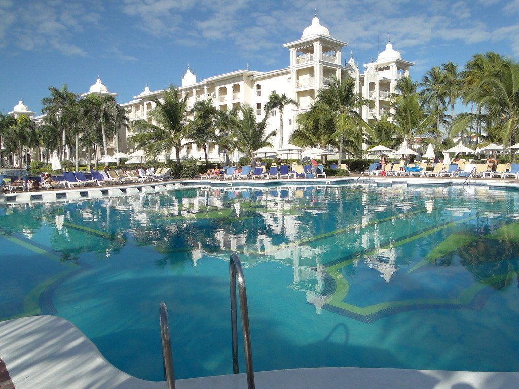 Una gran piscina con un gran edificio al fondo.