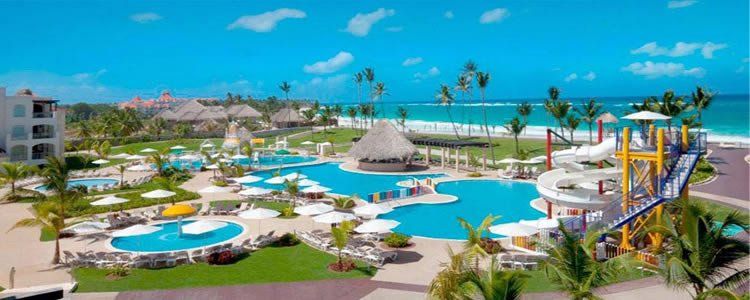 Una vista aérea de un resort con una gran piscina y tobogán acuático.