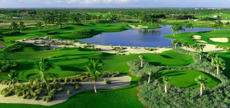 Una vista aérea de un campo de golf con un lago en el medio.