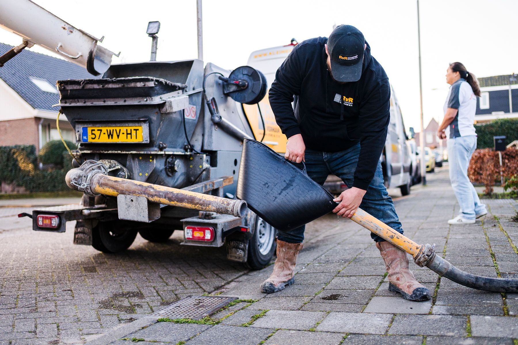 werkman bezig met de Top Renovloer