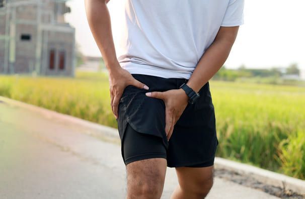 man experiencing his hip hurting after running