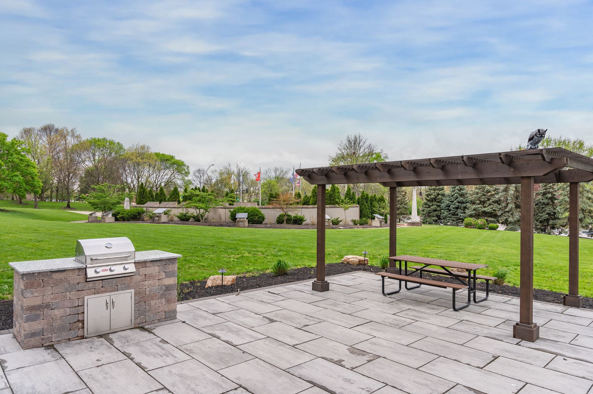 a photo of the grilling area and picnic table at The Wimbledons