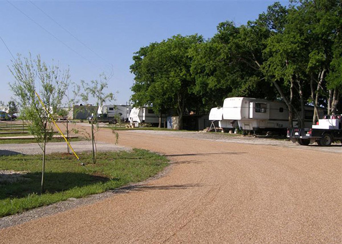 A lot of rv 's are parked on the side of the road