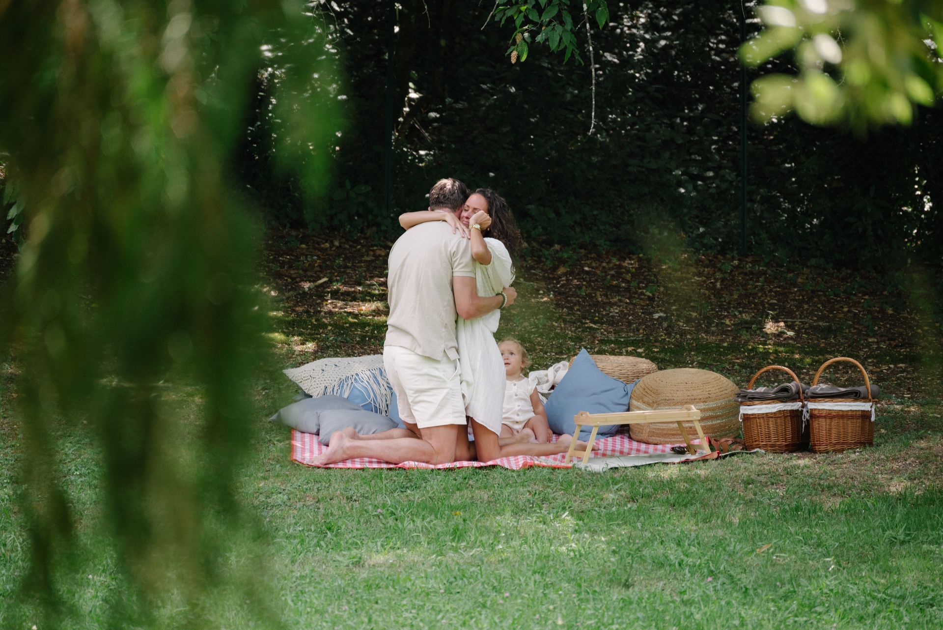 Een man en een vrouw picknicken in het park.