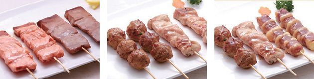 Une assiette blanche garnie de trois types de viande différents sur des brochettes.