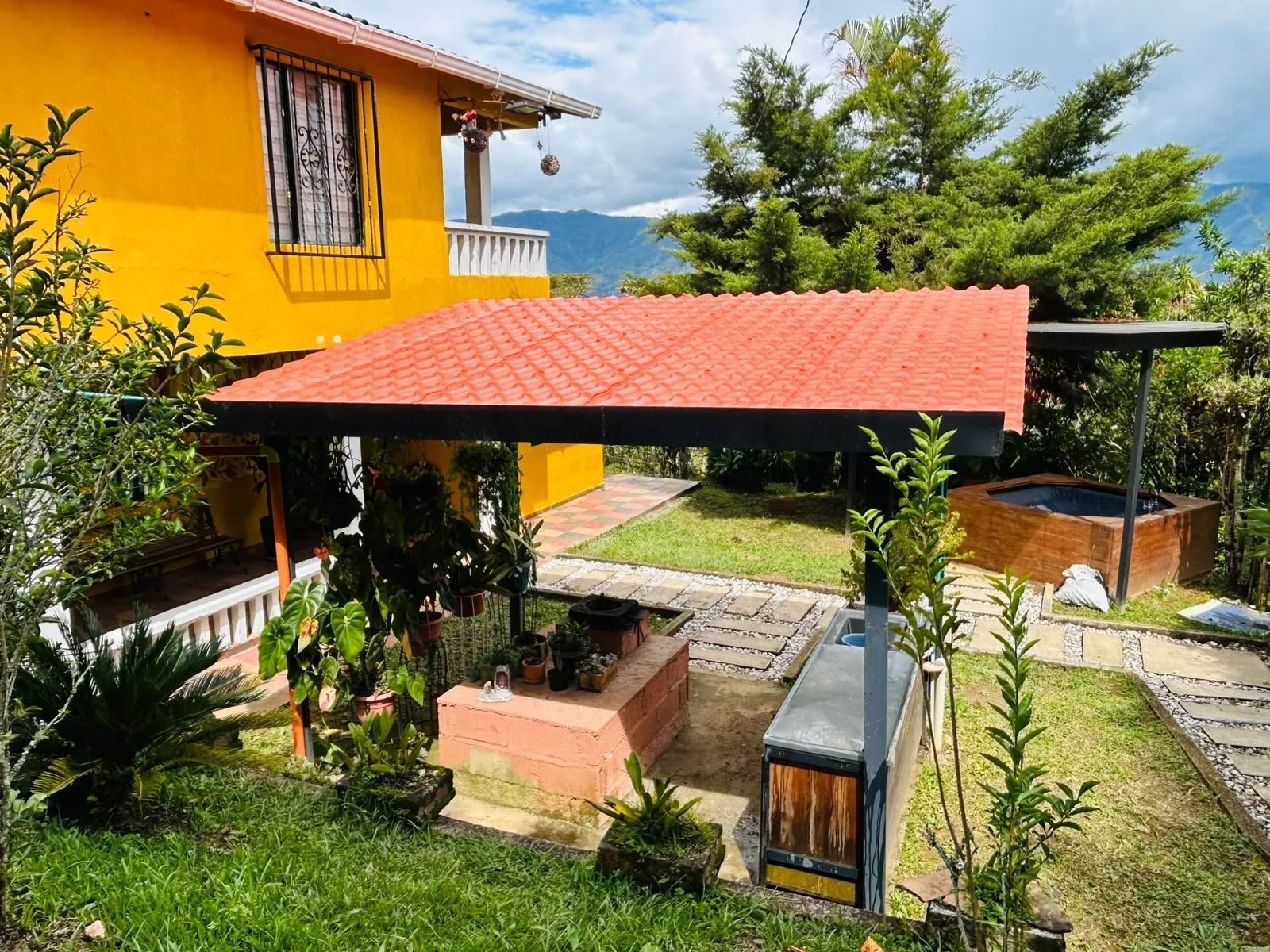Habitación minimalista blanca con grandes paneles en el suelo uno de los paneles.