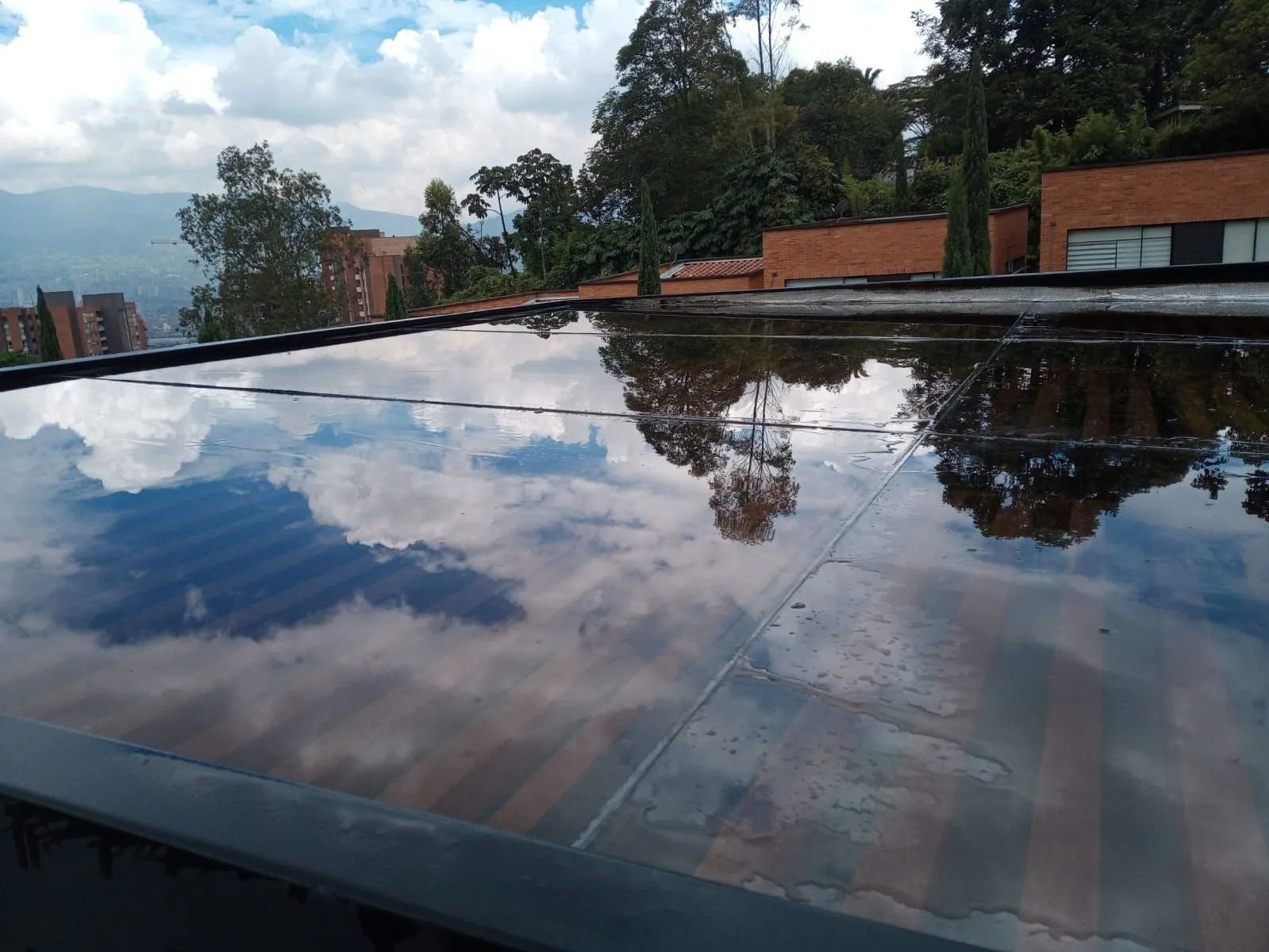 Estructura de techo de madera con vigas metálicas en construcción en una obra.