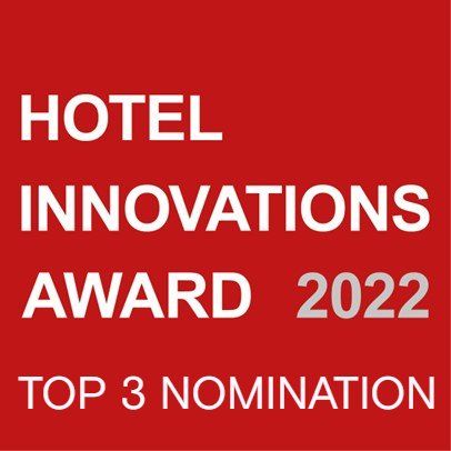 Ein rotes Schild mit der Aufschrift „Hotel Innovations Award 2022 Top 3 Nominierung“