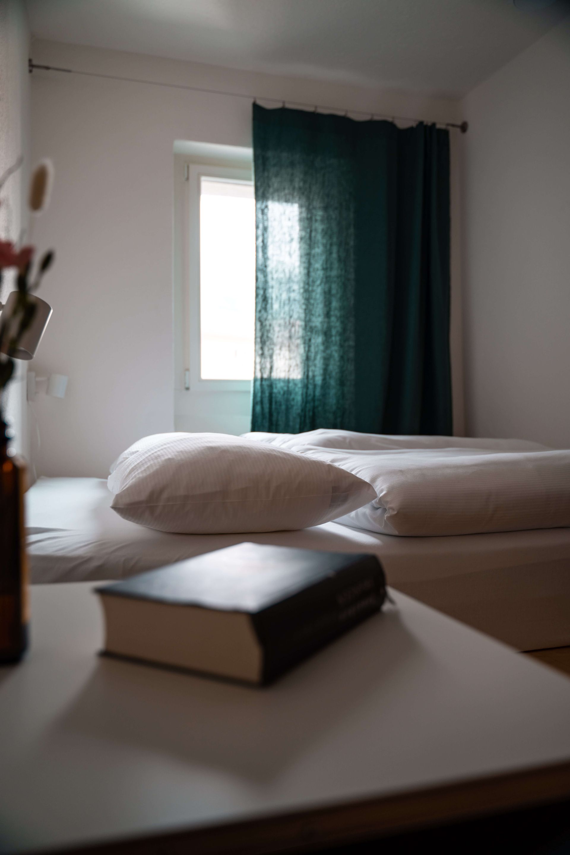 Ein Schlafzimmer mit einem Bett, Nachttischen und einem Tisch.