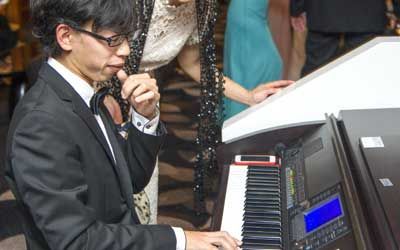 Testuya Maki playing piano in the foyer at Hilton nagoya